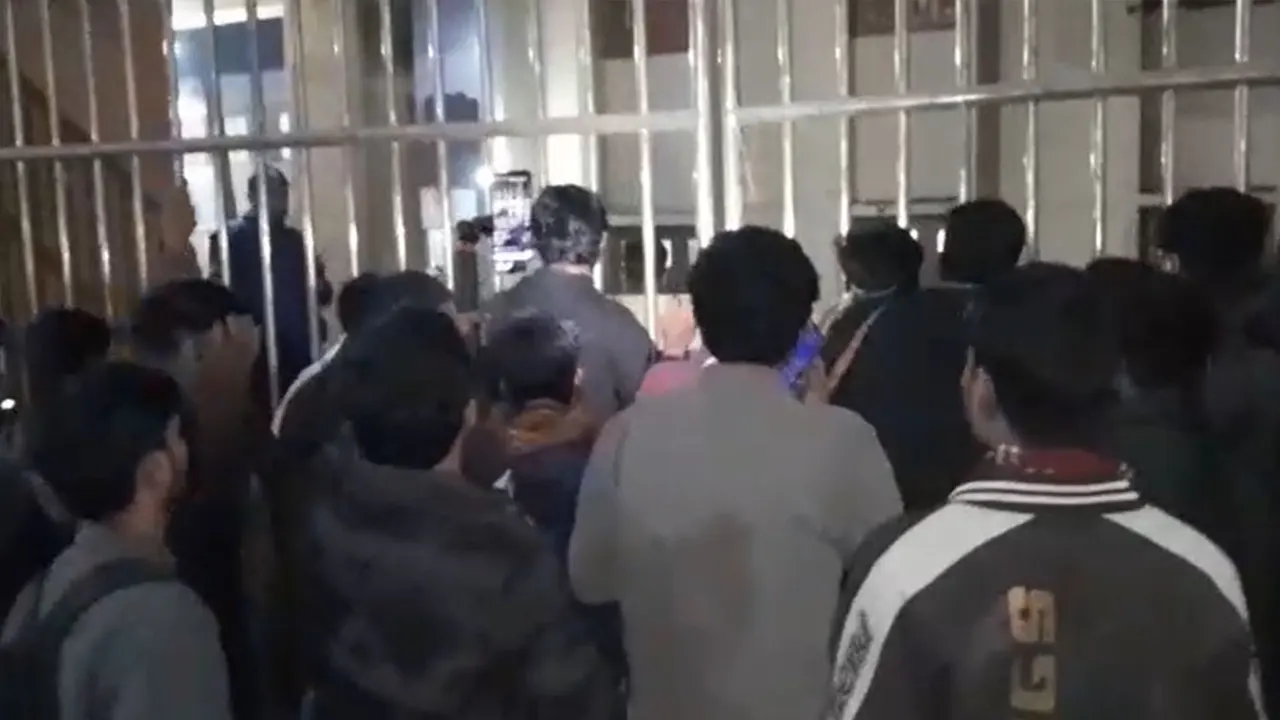 বৈষম্যবিরোধী নেতাকে গ্রেপ্তারের প্রতিবাদে থানা ঘেরাও